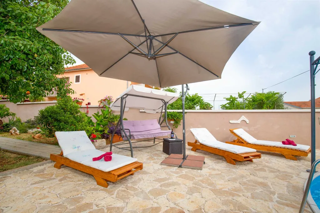 Two-Bedroom Apartment with Shared Pool in Pakoštane