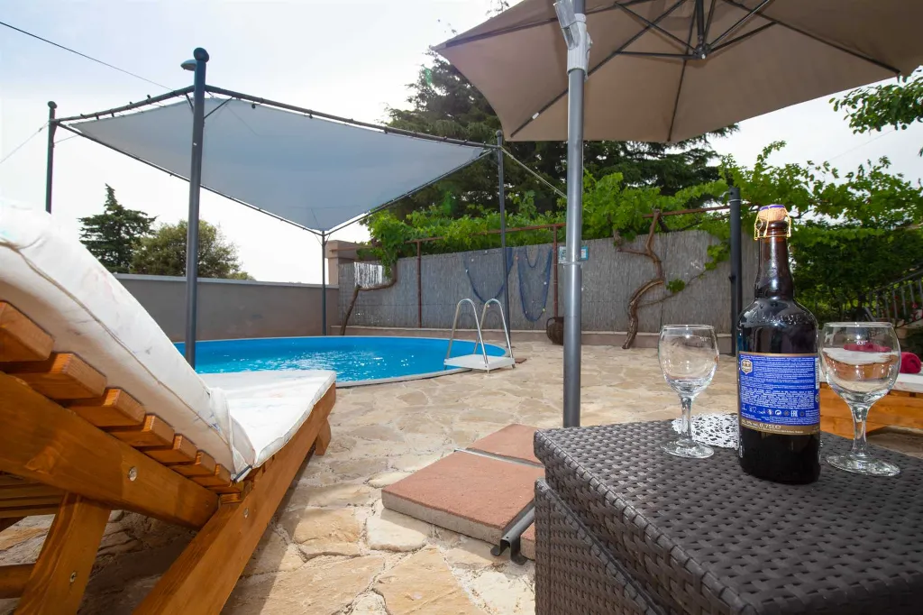 Two-Bedroom Apartment with Shared Pool in Pakoštane