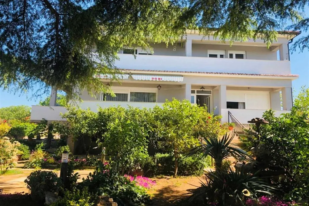 Two-Bedroom Apartment with Shared Pool in Pakoštane