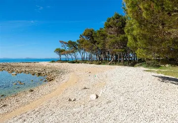 Two-Bedroom Apartment with Shared Pool in Pakoštane
