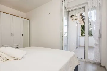 Two-Bedroom Apartment with Shared Pool in Pakoštane