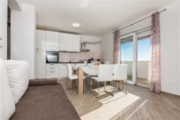 Two-Bedroom Apartment with Shared Pool in Pakoštane