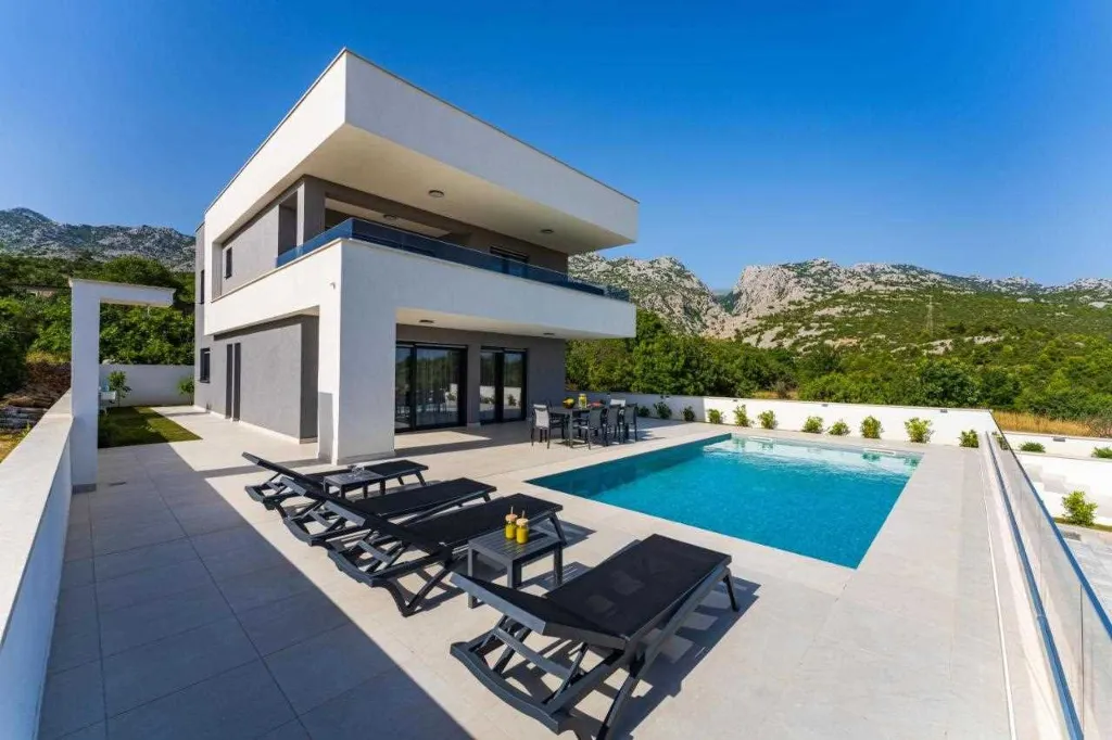 8-Guest Villa with Pool in Seline