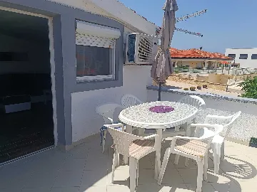 Coastal Hideaway Apartment with Parking Vir