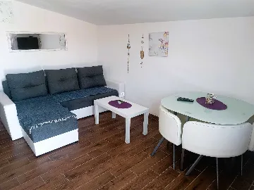 Coastal Hideaway Apartment with Parking Vir