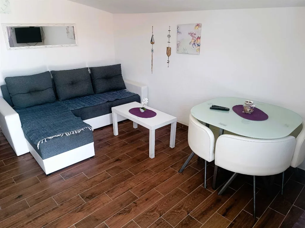 Coastal Hideaway Apartment with Parking Vir