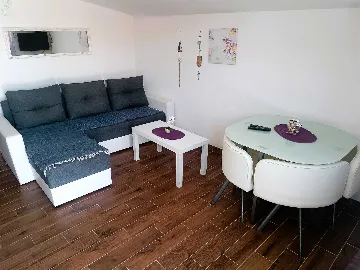 Coastal Hideaway Apartment with Parking Vir