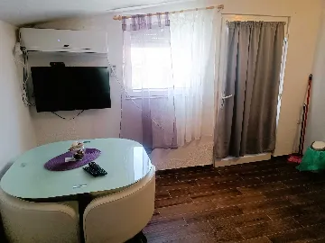 Coastal Hideaway Apartment with Parking Vir