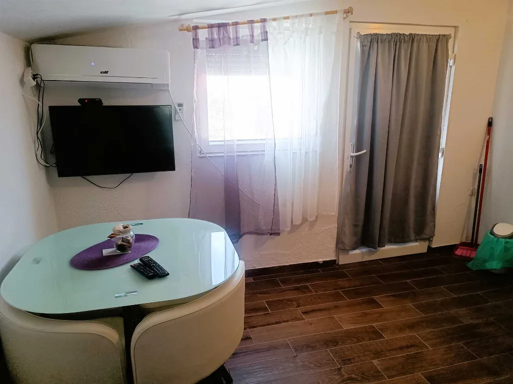 Coastal Hideaway Apartment with Parking Vir