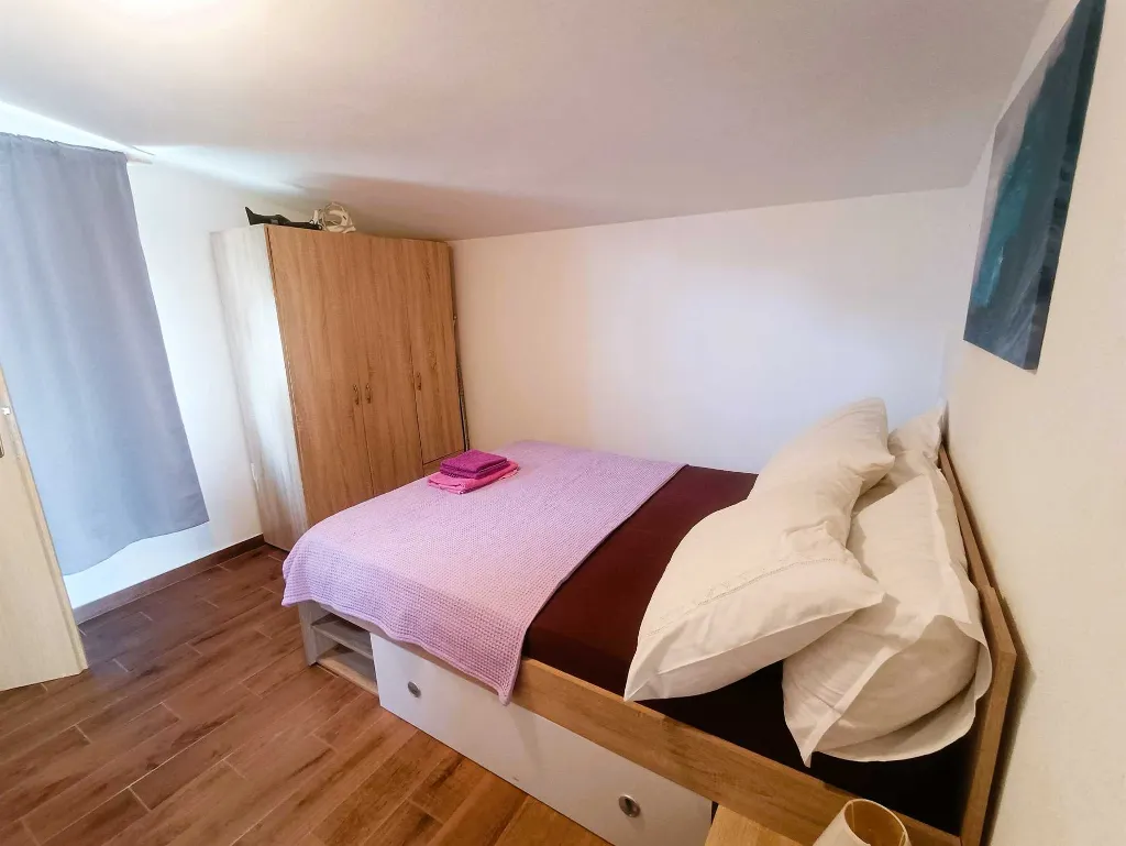 Coastal Hideaway Apartment with Parking Vir