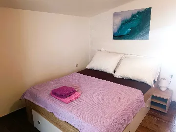 Coastal Hideaway Apartment with Parking Vir