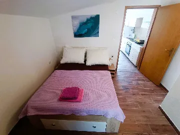 Coastal Hideaway Apartment with Parking Vir