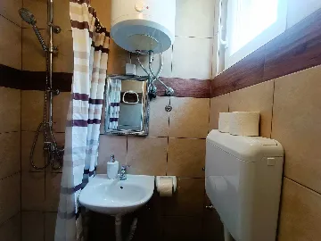 Coastal Hideaway Apartment with Parking Vir