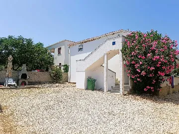 Coastal Hideaway Apartment with Parking Vir