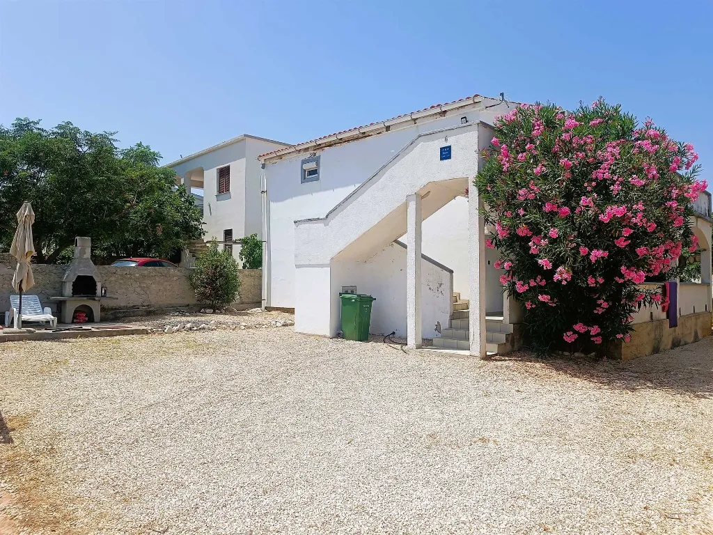 Coastal Hideaway Apartment with Parking Vir