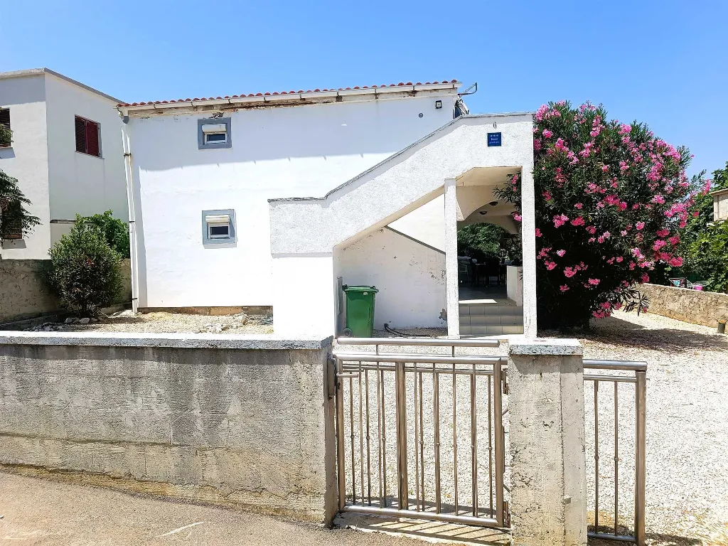 Coastal Hideaway Apartment with Parking Vir