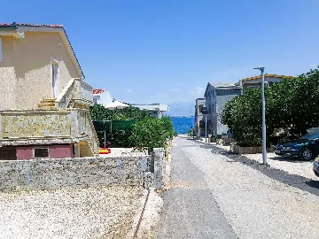 Coastal Hideaway Apartment with Parking Vir