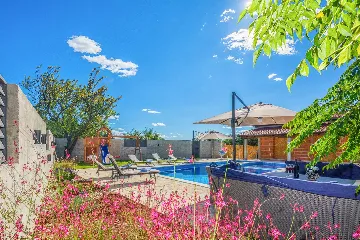 Holiday House in Smilčić for 8 with Private Pool & Sauna