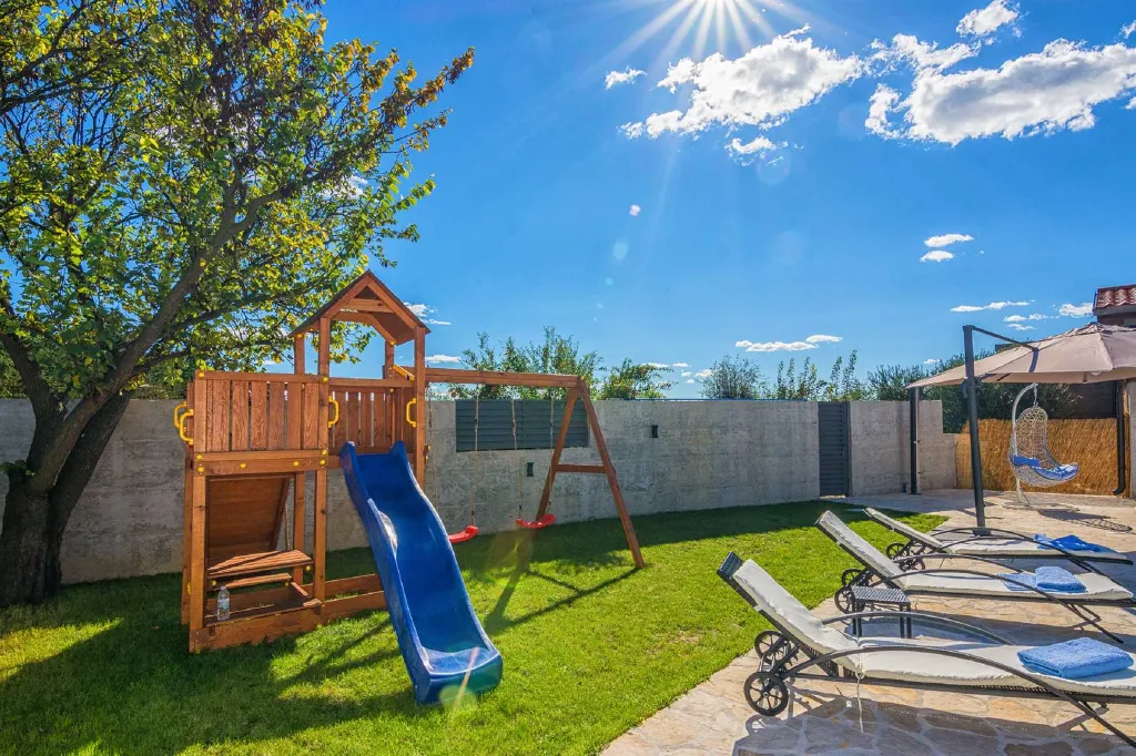 Holiday House in Smilčić for 8 with Private Pool & Sauna