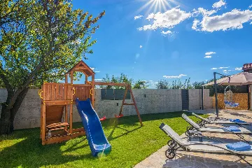 Holiday House in Smilčić for 8 with Private Pool & Sauna