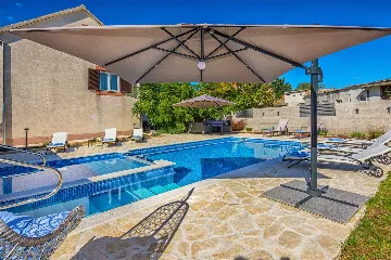 Holiday House in Smilčić for 8 with Private Pool & Sauna
