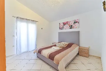 Apartment in Nin (Sabunike) for Up to 5 Guests