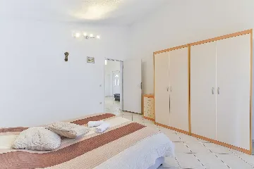Apartment in Nin (Sabunike) for Up to 5 Guests