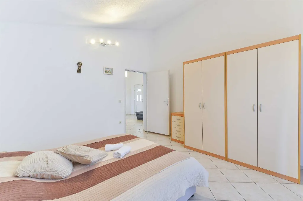 Apartment in Nin (Sabunike) for Up to 5 Guests