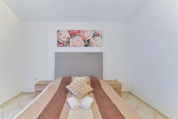 Apartment in Nin (Sabunike) for Up to 5 Guests