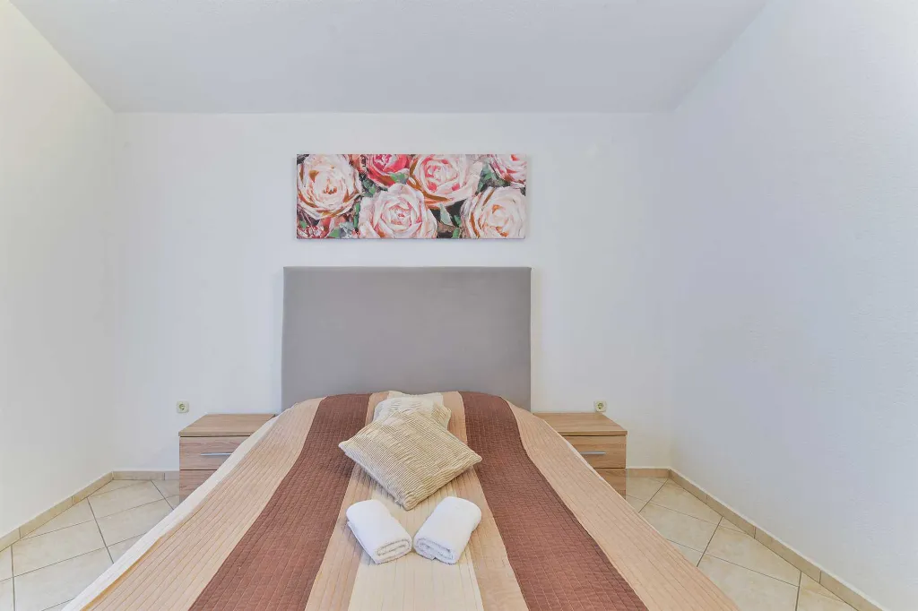 Apartment in Nin (Sabunike) for Up to 5 Guests