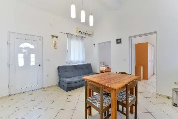 Apartment in Nin (Sabunike) for Up to 5 Guests