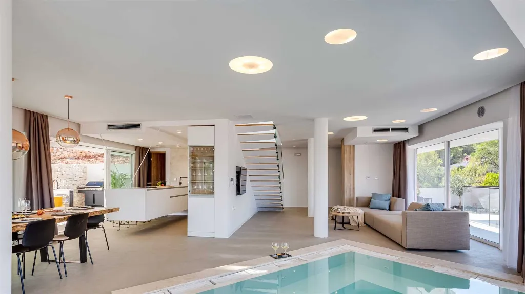 4-Bedroom Villa in Vrboska with Heated Pools