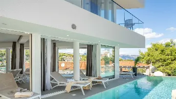 4-Bedroom Villa in Vrboska with Heated Pools