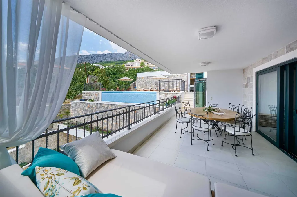 Heated Infinity Pool Stone Villa for 12 in Jesenice