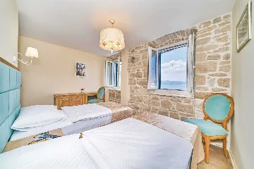 Heated Infinity Pool Stone Villa for 12 in Jesenice