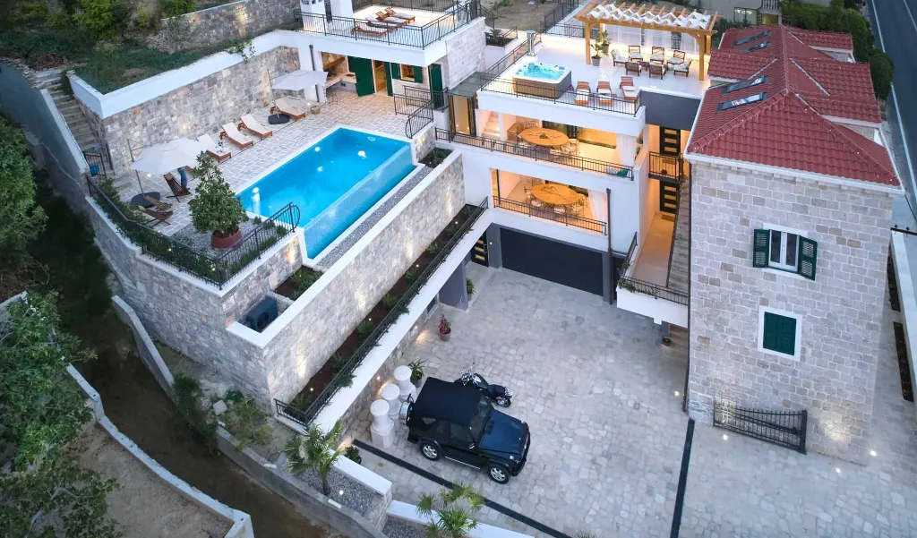 Heated Infinity Pool Stone Villa for 12 in Jesenice