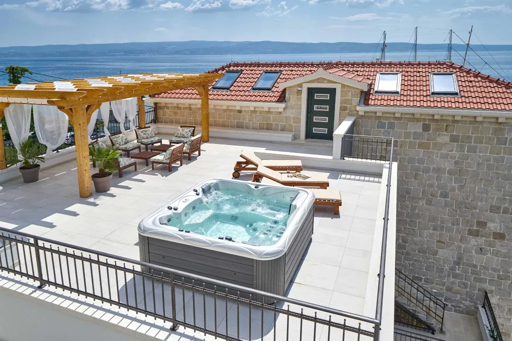 Heated Infinity Pool Stone Villa for 12 in Jesenice