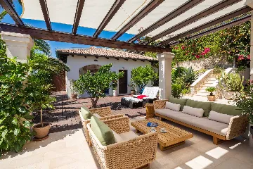 5-Bedroom Villa in Vis with Heated Seawater Pool