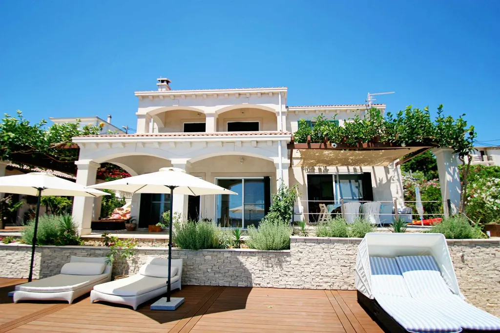 5-Bedroom Villa in Vis with Heated Seawater Pool
