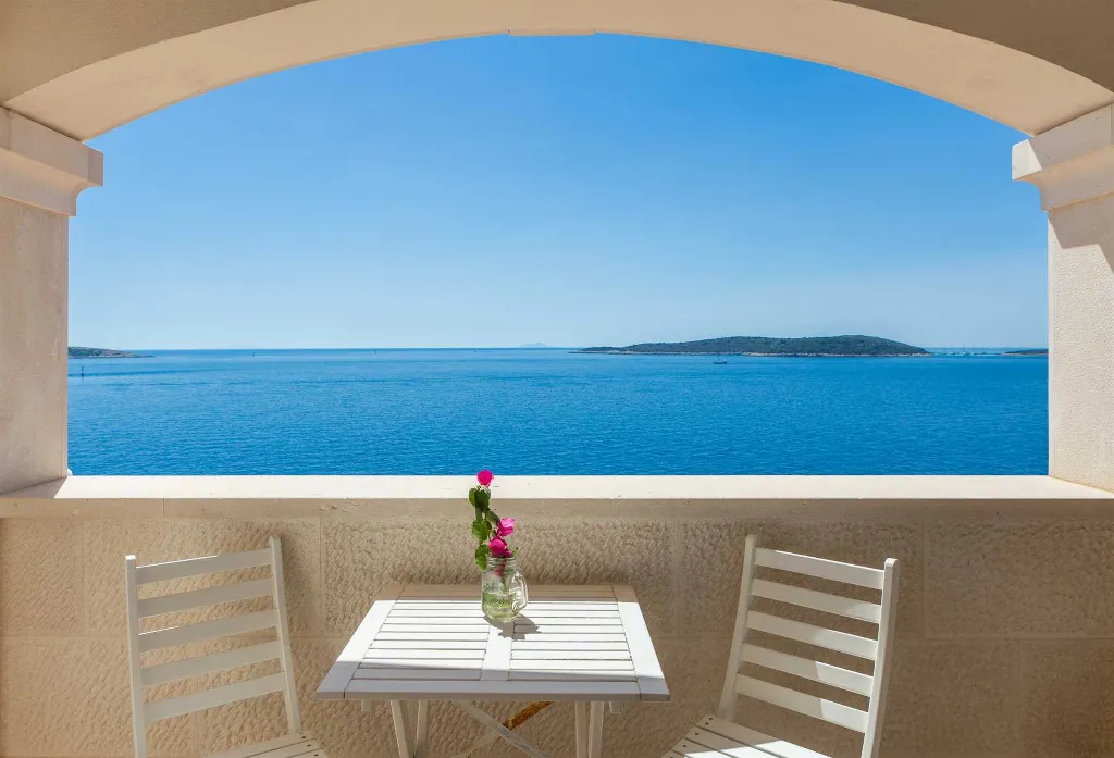 5-Bedroom Villa in Vis with Heated Seawater Pool