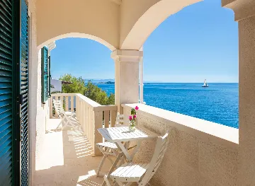 5-Bedroom Villa in Vis with Heated Seawater Pool