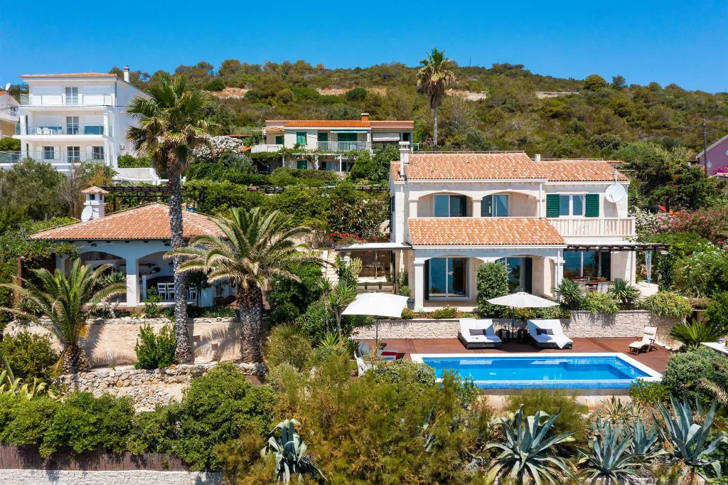 5-Bedroom Villa in Vis with Heated Seawater Pool