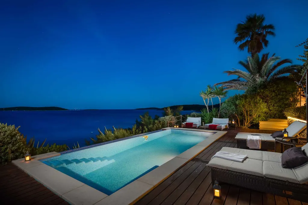 5-Bedroom Villa in Vis with Heated Seawater Pool