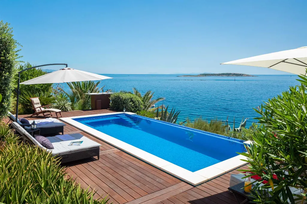 5-Bedroom Villa in Vis with Heated Seawater Pool