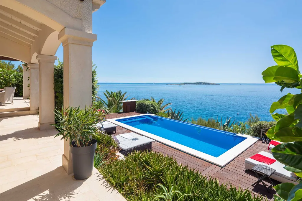 5-Bedroom Villa in Vis with Heated Seawater Pool