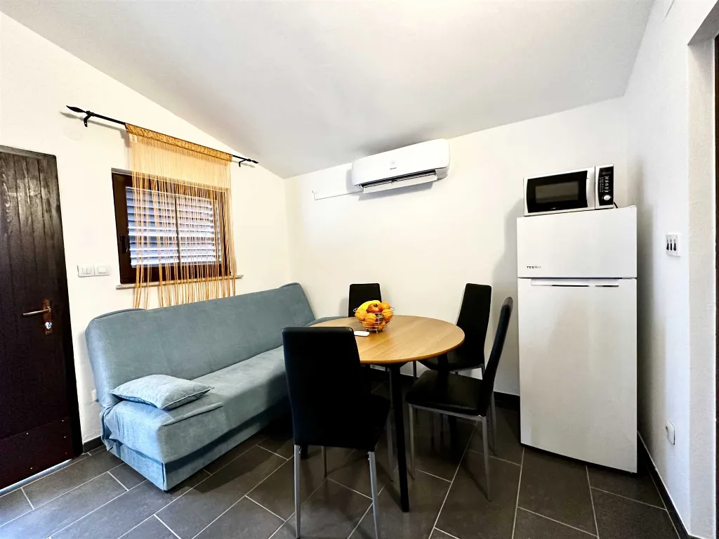 2-Bedroom Apartment for 4 in Vir, Near Beach