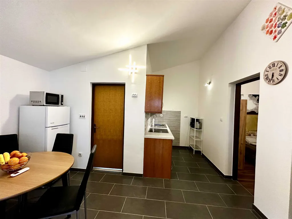2-Bedroom Apartment for 4 in Vir, Near Beach