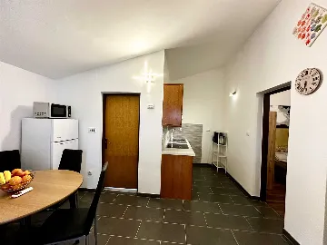 2-Bedroom Apartment for 4 in Vir, Near Beach