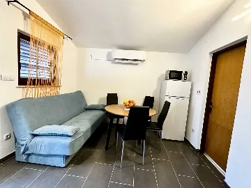 2-Bedroom Apartment for 4 in Vir, Near Beach