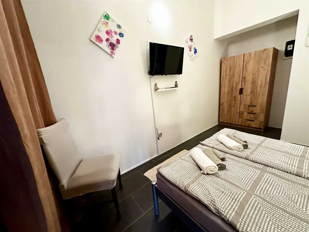 2-Bedroom Apartment for 4 in Vir, Near Beach